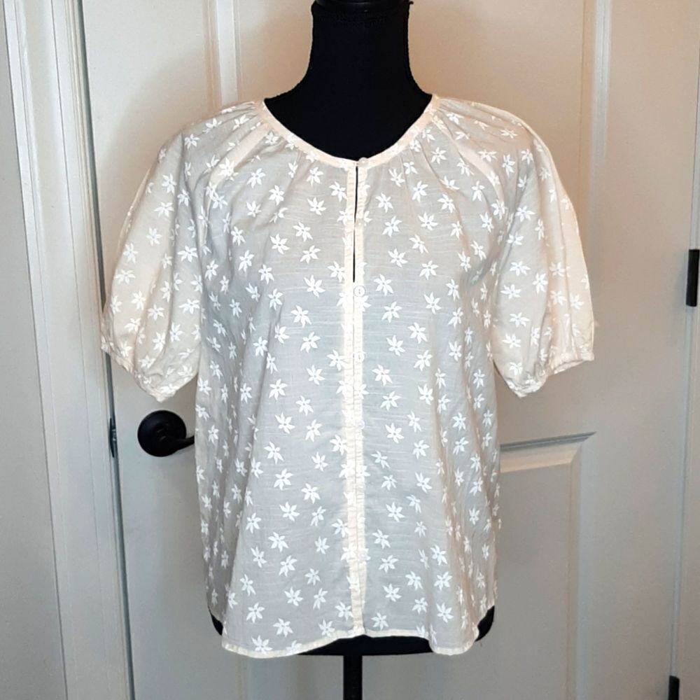 Universal thread sz XS peasant style top, button front